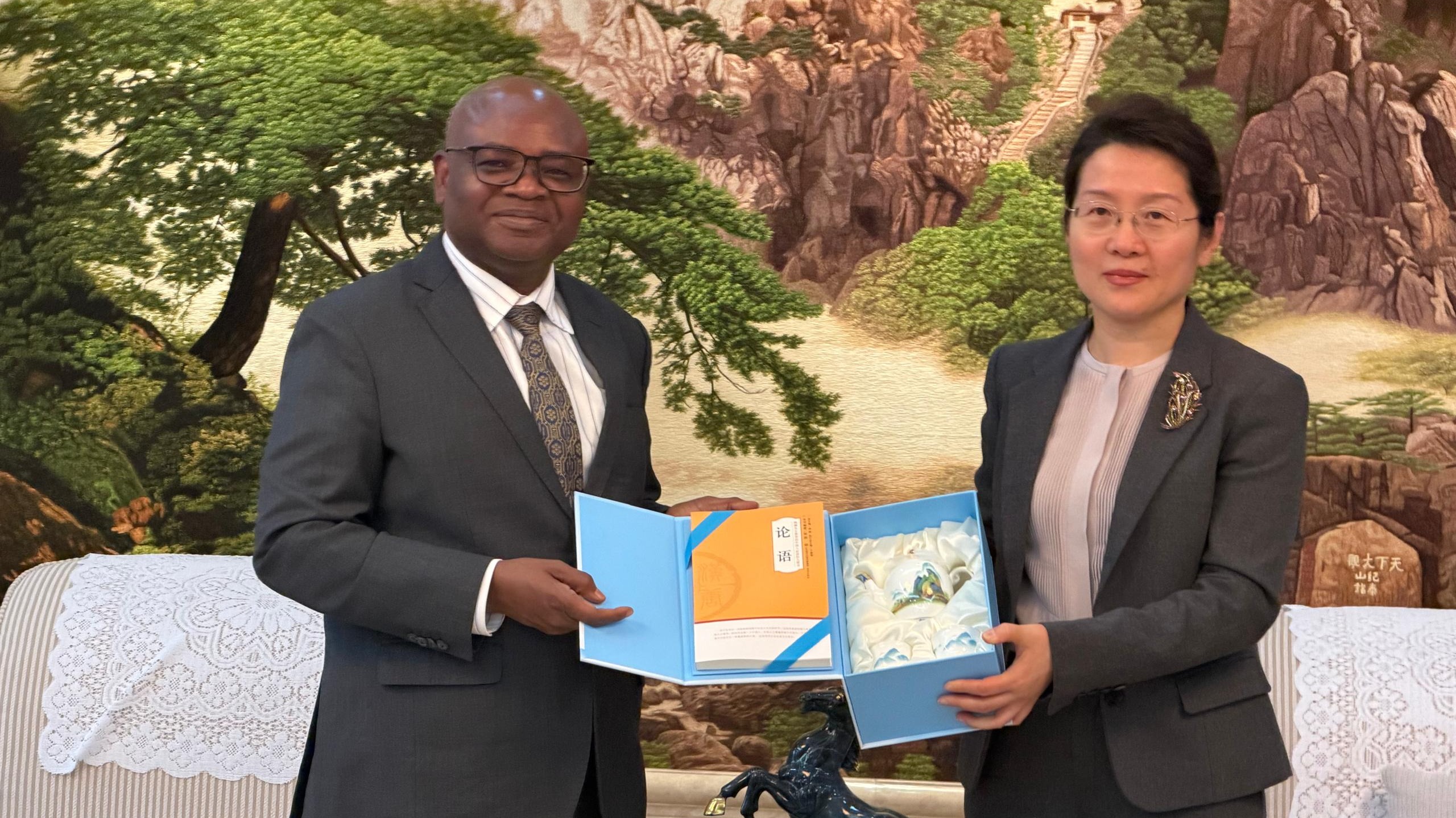 PROF. KITILA MKUMBO, AKUTANA NA KUFANYA MAZUNGUMZO NA MKURUGENZI MKUU WA IDARA YA BIASHARA WA JIMBO...